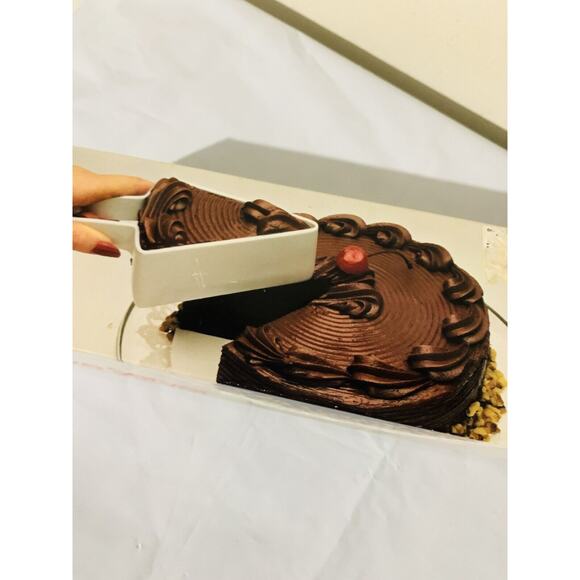 Vintage Clean Cut Cake Server- 9” Long, 3.5” Wide, 2 1/4” Tall USA 1985 - Picture 2 of 4